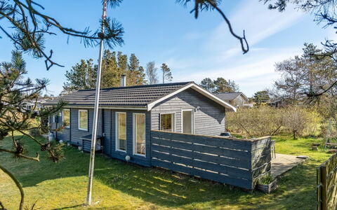 Antonella - 400M from the Sea: Møbel, Indretning, Gulvbelægning, Etage, Loft, Værelse, Stol, Bord, Lejlighed, Køkken & Spisebord
