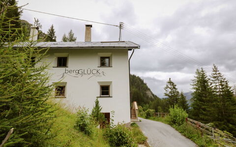 Bergglück: Vand, Plante, Himmel, Bygning, Azure, Hus, Svømmepøl, Træ, Rektangel, Vindue