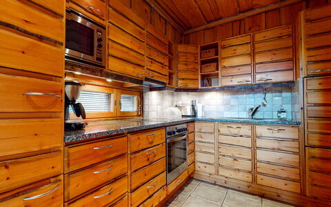 Kelowaskooli: Træ, Gulvbelægning, Cabinetry, Etage, Skuffe, Bejdse, Køkken, Hårdttræ, Skab, Loft