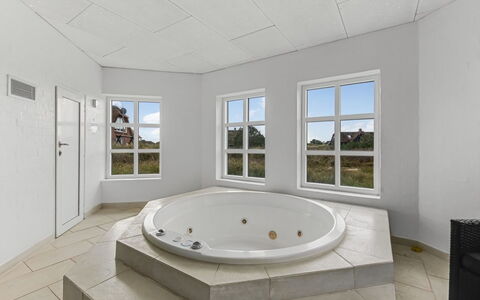 Axeline - 300M from the Sea: Loft, Badekar, Gulvbelægning, Indretning, Etage, Sanitærarmatur, Badeværelse, Design, Vvs