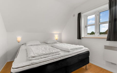 Axeline - 300M from the Sea: Soveværelse, Sengetøj, Seng, Bed Frame, Sengetøj, Sengetøj, Madras, Fryser, Hotel