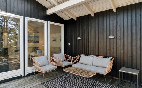 Galt - 200M from the Sea: Møbel, Couch, Indretning, Gulvbelægning, Stue, Etage, Throw Pillow, Værelse, Pude
