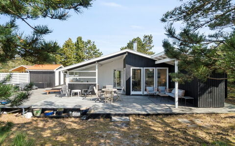 Galt - 200M from the Sea: Møbel, Couch, Indretning, Gulvbelægning, Stue, Etage, Throw Pillow, Værelse, Pude