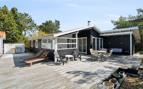 Galt - 200M from the Sea: Træ, Tag, Arkitektur, Hjem, Hus, Sommerhus, Sidespor, Hårdttræ, Hældning, Estate