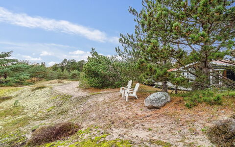 Galt - 200M from the Sea: Træ, Tag, Arkitektur, Hjem, Hus, Sommerhus, Sidespor, Hårdttræ, Hældning, Estate