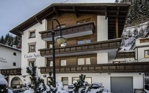 Ischgl 110: Himmel, Bygning, Ejendom, Vindue, Sne, Plante, Træ, Urban Design, Hus, Kvarter