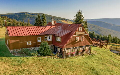 U Dvou Vleků: Bygning, Himmel, Plante, Vindue, Hus, Facade, Træ, Fritid, Tag