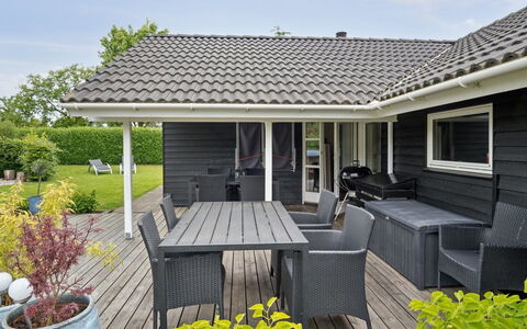 Alpa - 600M from the Sea: Møbel, Indretning, Gulvbelægning, Etage, Loft, Værelse, Stol, Bord, Lejlighed, Køkken & Spisebord
