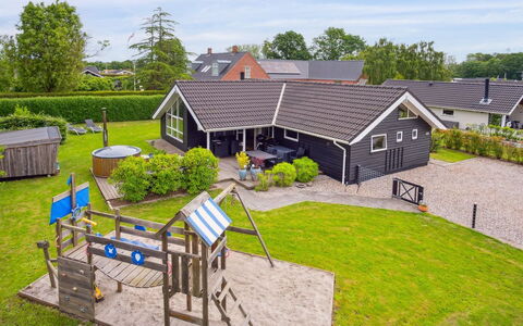 Alpa - 600M from the Sea: Møbel, Indretning, Gulvbelægning, Etage, Loft, Værelse, Stol, Bord, Lejlighed, Køkken & Spisebord