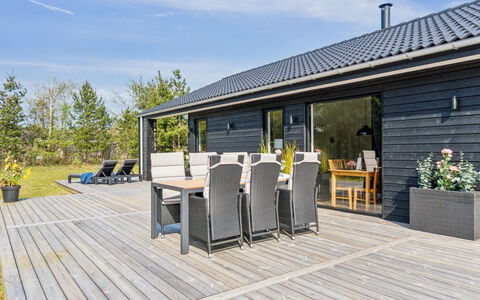 Skakke - 900M from the Sea: Loft, Gulvbelægning, Indretning, Etage, Kompositmateriale, Møbel, Udvej, Hotel, Design, Dagslys