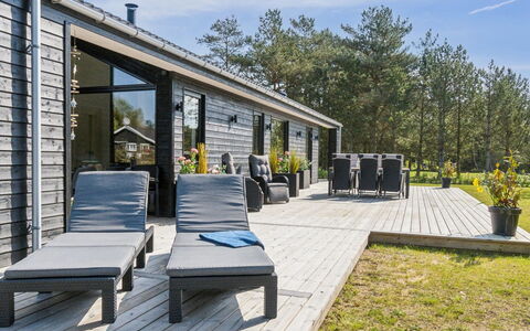 Skakke - 900M from the Sea: Loft, Gulvbelægning, Indretning, Etage, Kompositmateriale, Møbel, Udvej, Hotel, Design, Dagslys