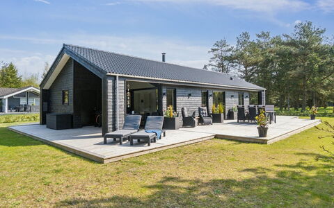 Skakke - 900M from the Sea: Loft, Gulvbelægning, Indretning, Etage, Kompositmateriale, Møbel, Udvej, Hotel, Design, Dagslys