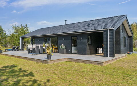 Skakke - 900M from the Sea: Loft, Gulvbelægning, Indretning, Etage, Kompositmateriale, Møbel, Udvej, Hotel, Design, Dagslys