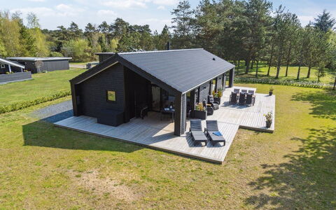 Skakke - 900M from the Sea: Loft, Gulvbelægning, Indretning, Etage, Kompositmateriale, Møbel, Udvej, Hotel, Design, Dagslys