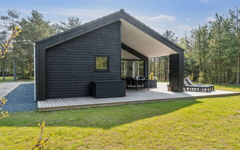 Skakke - 900M from the Sea: Loft, Gulvbelægning, Indretning, Etage, Kompositmateriale, Møbel, Udvej, Hotel, Design, Dagslys