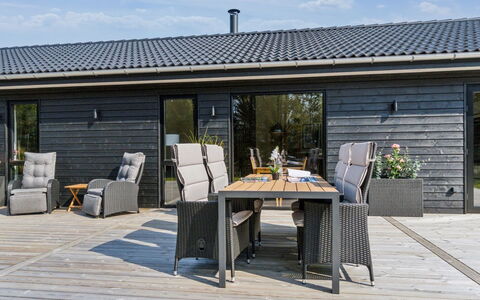 Skakke - 900M from the Sea: Loft, Gulvbelægning, Indretning, Etage, Kompositmateriale, Møbel, Udvej, Hotel, Design, Dagslys