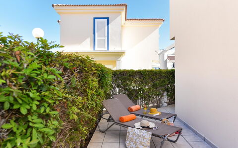 Cabosos 4: Bygning, Himmel, Plante, Vindue, Hus, Facade, Træ, Fritid, Tag