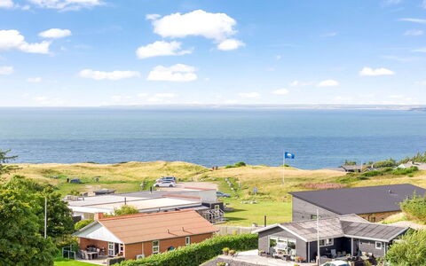 Dimo - 300M to the Fjord: Hjem, Tag, Hus, Sommerhus, Estate, Dør, Veranda, Sidespor, Stuehus, Skygge