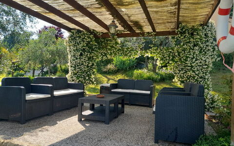 Villa Le Ripe Apartments - Gambassi Terme, Toscana: Plante, Ejendom, Botanik, Skygge, Indretning, Græs, Bygning, Bord, Udendørs Møbler, Landskab