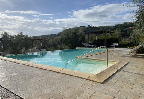 Villa Le Ripe Apartments - Gambassi Terme, Toscana: Vand, Sky, Himmel, Vandressourcer, Svømmepøl, Rektangel, Udendørs Møbler, Træ, Skygge, Plante