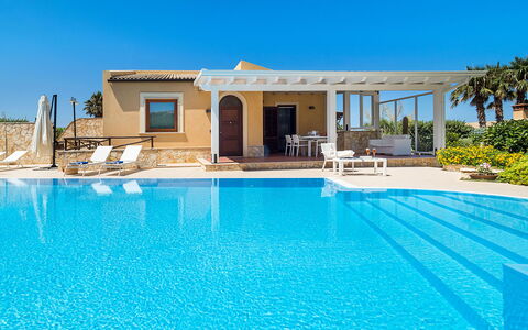 Villa Cornino - Custonaci, Sicilia: Vand, Himmel, Ejendom, Plante, Svømmepøl, Azure, Bygning, Skygge, Fritid, Ejendom