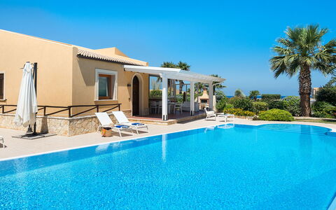 Villa Cornino - Custonaci, Sicilia: Vand, Himmel, Ejendom, Plante, Svømmepøl, Azure, Bygning, Træ, Skygge, Fritid