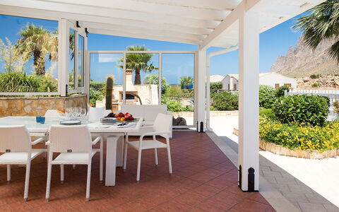Villa Cornino - Custonaci, Sicilia: Plante, Møbel, Bord, Azure, Stol, Belysning, Indretning, Arkitektur, Skygge, Bygning
