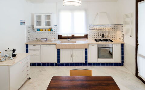 Villa Cornino - Custonaci, Sicilia: Cabinetry, Ejendom, Møbel, Countertop, Håndvask, Bord, Køkkenvask, Træ, Belysning, Køkken