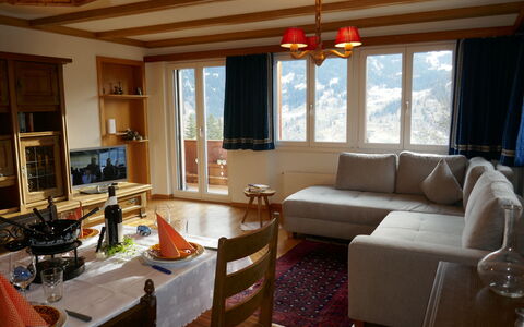 Chalet Uf Duft: Ejendom, Billedramme, Couch, Bord, Vindue, Stue, Træ, Arkitektur, Indretning, Etage