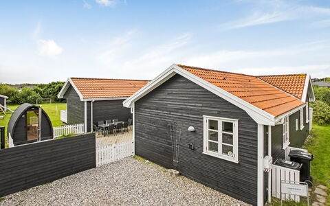 Torhild - 700M from the Sea: Vindue, Facade, Boligområde, Hjem, Kompositmateriale, Skydevindue, Estate, Sidespor, Dagslys