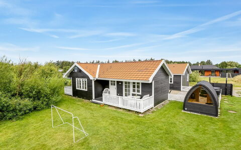 Torhild - 700M from the Sea: Loft, Gulvbelægning, Indretning, Etage, Kompositmateriale, Møbel, Udvej, Hotel, Design, Dagslys