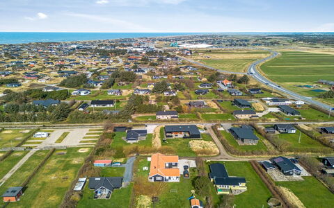 Torhild - 700M from the Sea: Loft, Gulvbelægning, Indretning, Etage, Kompositmateriale, Møbel, Udvej, Hotel, Design, Dagslys