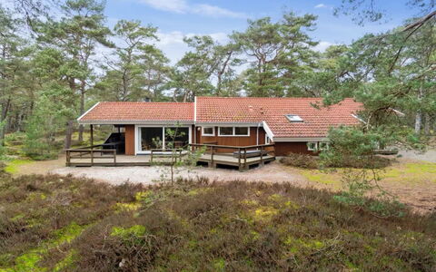 Micaela - 450M from the Sea: Træ, Tag, Arkitektur, Hjem, Hus, Sommerhus, Sidespor, Hårdttræ, Hældning, Estate