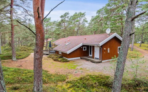 Micaela - 450M from the Sea: Træ, Tag, Arkitektur, Hjem, Hus, Sommerhus, Sidespor, Hårdttræ, Hældning, Estate