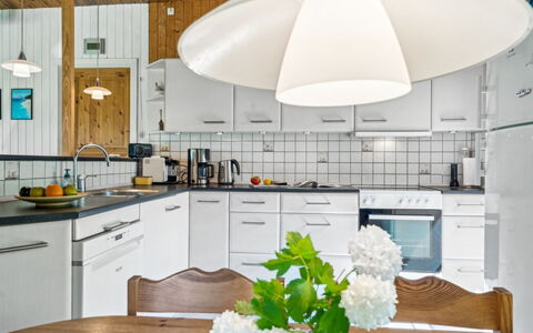 Benthe - 200M from the Sea: Indretning, Loft, Lysarmatur, Gulvbelægning, Møbel, Etage, Belysning, Lysekrone, Køkken & Spisebord, Køkken