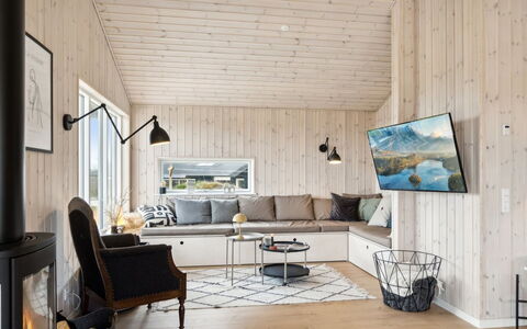 Ferdine - 1.5Km from the Sea: Svømmepøl, Udendørs Møbler, Møbel, Udvej, Flise, Eco Hotel, Skygge, Stol, Fritid, Estate
