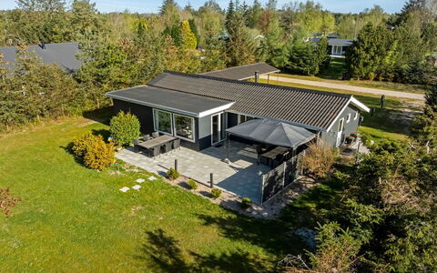 Suvi - 700M from the Sea: Møbel, Indretning, Gulvbelægning, Etage, Loft, Værelse, Stol, Bord, Lejlighed, Køkken & Spisebord