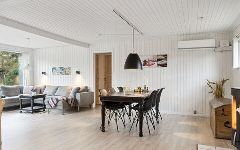 Suvi - 700M from the Sea: Gulvbelægning, Indretning, Træ, Trægulve, Loft, Etage, Møbel, Hjem, Stue, Laminat Gulv