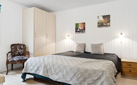 Suvi - 700M from the Sea: Møbel, Soveværelse, Seng, Indretning, Træ, Gulvbelægning, Etage, Sengetøj, Loft, Sengetøj
