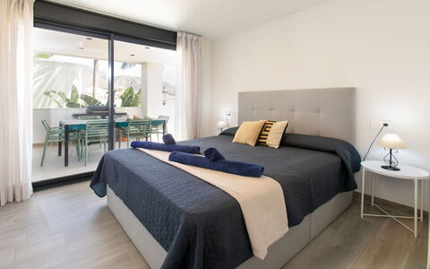 Royal Beach Nerja: Møbel, Indretning, Seng, Gulvbelægning, Etage, Soveværelse, Træ, Værelse, Loft, Textile