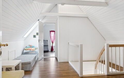 Eliane - 1.8Km from the Sea: Træ, Tag, Arkitektur, Hjem, Hus, Sommerhus, Sidespor, Hårdttræ, Hældning, Estate