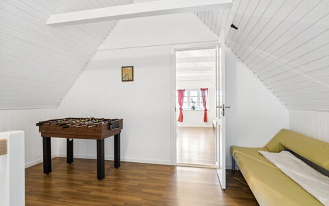 Eliane - 1.8Km from the Sea: Træ, Tag, Arkitektur, Hjem, Hus, Sommerhus, Sidespor, Hårdttræ, Hældning, Estate