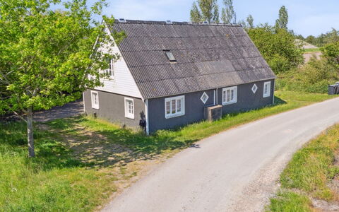 Eliane - 1.8Km from the Sea: Træ, Tag, Arkitektur, Hjem, Hus, Sommerhus, Sidespor, Hårdttræ, Hældning, Estate