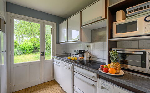 Carnac 191: Køkken, Countertop, Større Bandage, Køkken Apparat, Cabinetry, Indretning, Gulvbelægning, Loft, Belysning, Husholdningsapparat