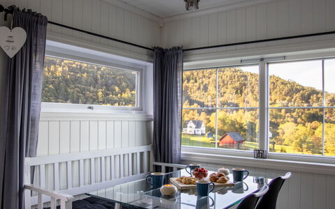Heggland Huset: Ejendom, Bordservice, Vindue, Møbel, Bord, Bygning, Plante, Skygge, Gardin, Indretning