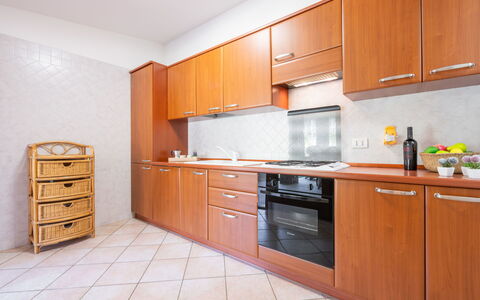 Domus Ema: Cabinetry, Ejendom, Countertop, Hvid, Bygning, Køkken, Køkken Apparat, Træ, Indretning, Husholdningsapparat