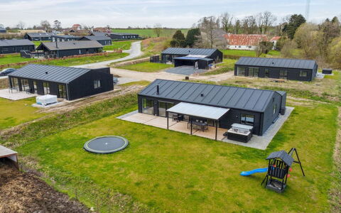 Jul - 300M from the Sea: Blå, Busk, Sommerhus, Bunddække, Have, Estate, Skygge, Landscaping, Stuehus, Eco Hotel