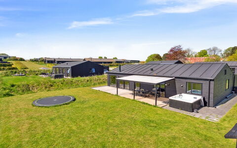 Jul - 300M from the Sea: Blå, Busk, Sommerhus, Bunddække, Have, Estate, Skygge, Landscaping, Stuehus, Eco Hotel