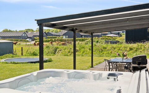 Jul - 300M from the Sea: Blå, Busk, Sommerhus, Bunddække, Have, Estate, Skygge, Landscaping, Stuehus, Eco Hotel