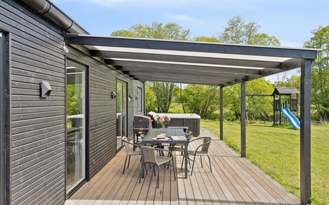 Jul - 300M from the Sea: Blå, Busk, Sommerhus, Bunddække, Have, Estate, Skygge, Landscaping, Stuehus, Eco Hotel